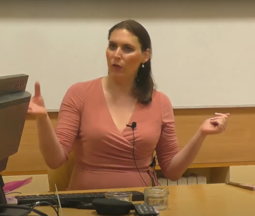 Co říká, co dělal, co zůstává skryto. Lenka Králová (Tomáš Prokopič) pod drobnohledem. Investigativní článek, based initiative, ptoky na daniela blacka