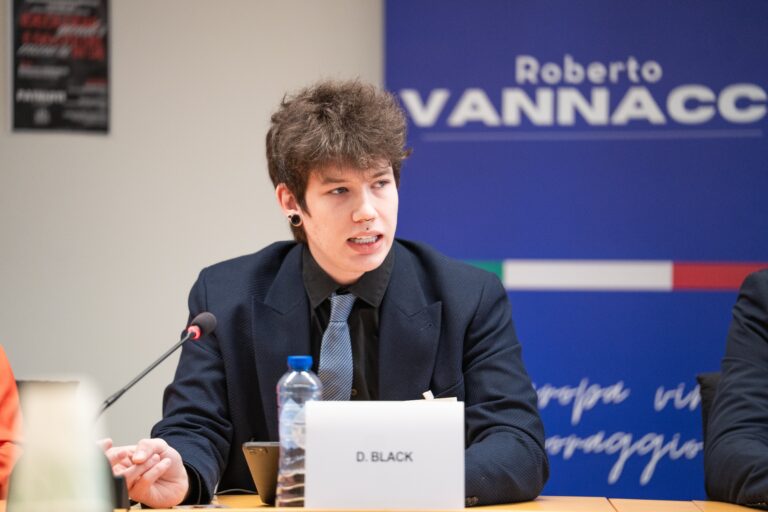 Český detranziter Daniel Black v Evropském parlamentu. Itálie reaguje, Česko mlčí